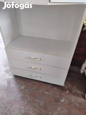 Fehér üveges vitrin szekrény