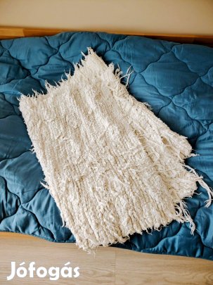 Fehér vastag szőnyeg