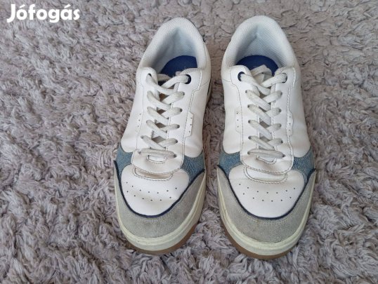 Fehér világoskék részletekkel / White with light blue details