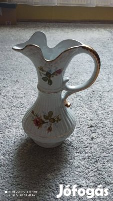 Fehér virágmintás, arannyal díszített porcelán kancsó