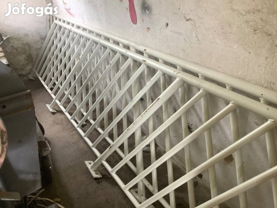 Fehérre festett acél korlat
