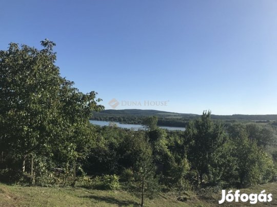 Fehérvárcsurgón panorámás telek pincével eladó