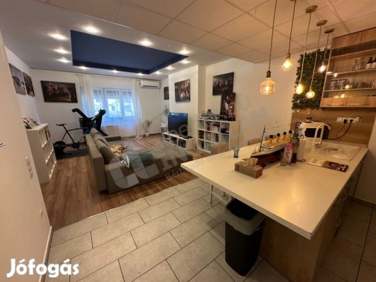 Fehérvári úton eladó három hálószobás újszerű lakás