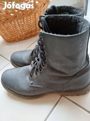 Feket férfi bélelt bakancs, magasszárú cipő 42