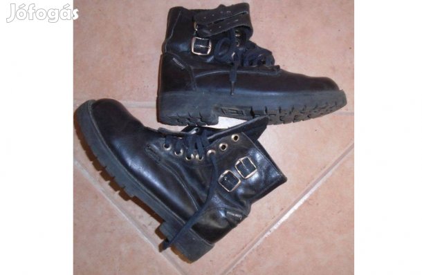 Fekete 32-es fűzős bakancs