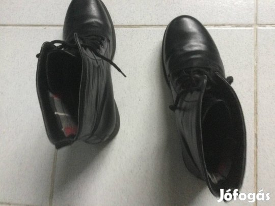 Fekete , alig használt , bőr női bakancs