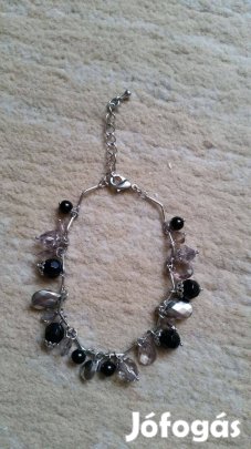 Fekete, ezüst szinű bizsu karkötő lógókkal