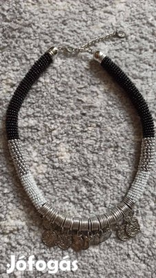 Fekete, fehér, ezüst színű bizsu nyaklánc