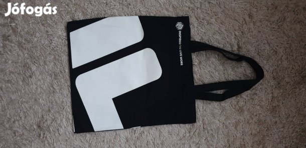 Fekete- fehér erôs, kisebb méretű bevasarlotaska 