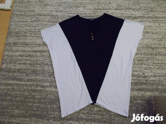 Fekete, fehér póló, tunika, felső arany színű gombbal 46