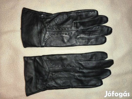 Fekete, középen díszített, bőrhatású kesztyű