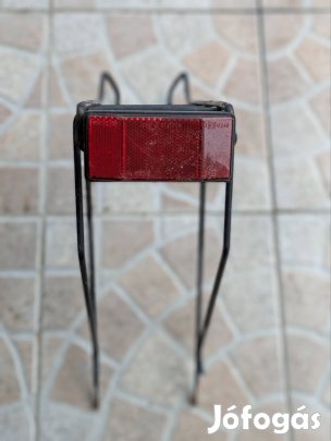 Fekete acél retro klasszikus csomagtartó - prizmával