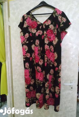 Fekete alapon virágmintás rövid ujjú ruha 52-54-es