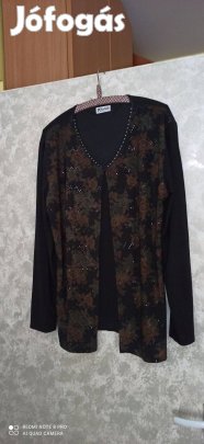 Fekete barna mintával díszített, nyakán strasszos hosszú ujjú felső