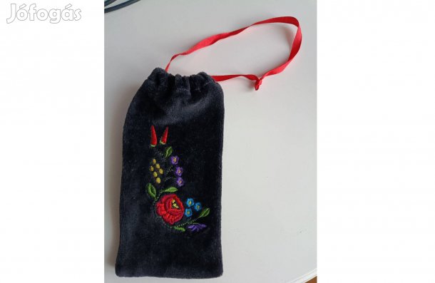 Fekete bársony szütyő, népi motívumos, hímzett 15 x 8 cm