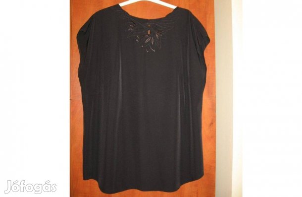 Fekete blúz áttört díszítéssel