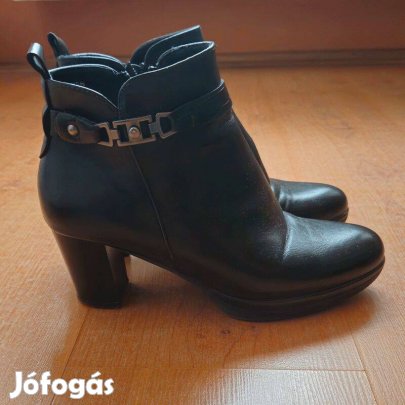 Fekete bokacsizma díszes pánttal