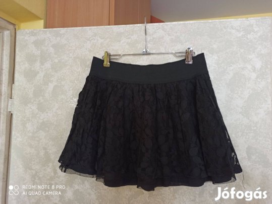 Fekete csipkeszoknya