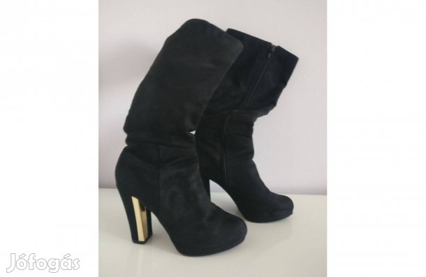 Fekete csizma dekoratív sarokkal