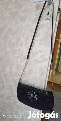 Fekete elől kövekkel díszített alkalmi táska