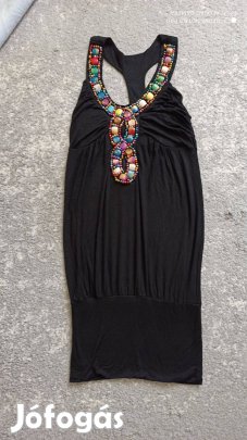 Fekete elől színes gyöngyökkel díszített pántos miniruha