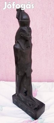 Fekete fáraó álló szobor körben egyiptomi szimbólumokkal, és hieroglif