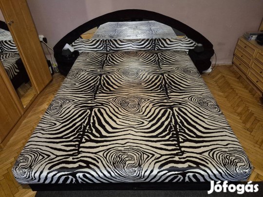 Fekete-fehér 160x200-as ágyneműtartós, tükrös franciaágy éjjeliszekrén