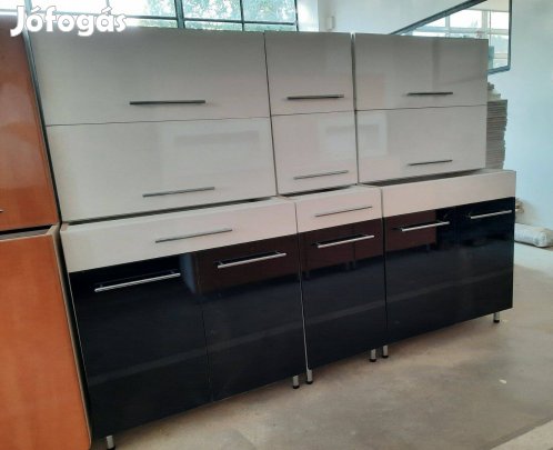 Fekete-fehér fényes konyhabútor (AO144)