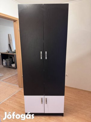 Fekete-fehér gardrób szekrény