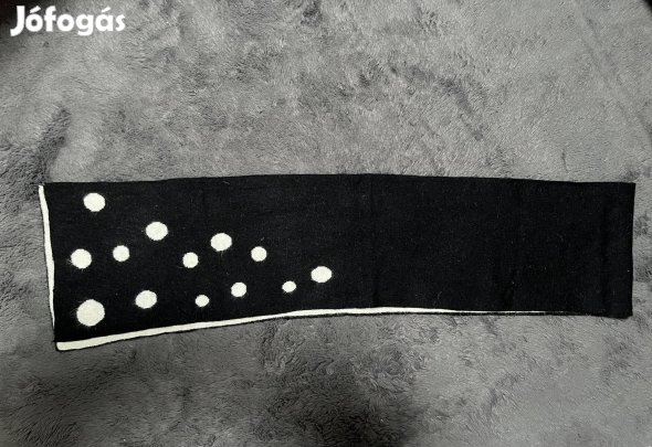 Fekete-fehér pöttyös sál