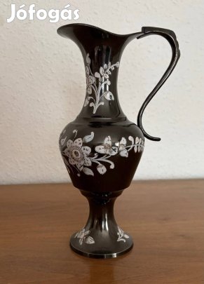 Fekete fehér virágmintás indiai fém váza kancsó kiöntő