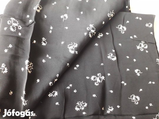 Fekete-fehér virágmintás selyem méteráru (II/22.)