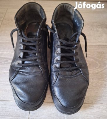 Fekete félmagasszárú férfi bőrcipő. 42-es