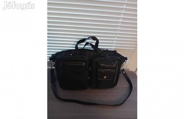 Fekete férfi válltáska