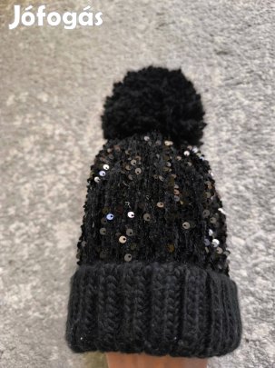 Fekete flitterekkel díszített kötött sapka