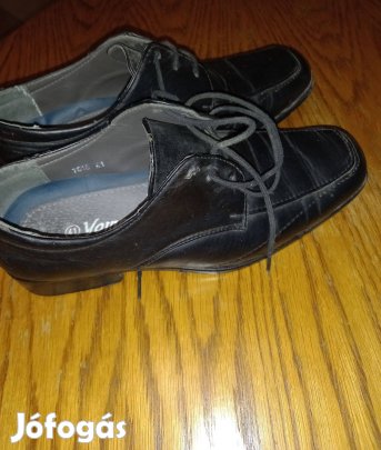 Fekete fűzős cipő