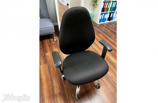 Fekete gurulós irodai szék