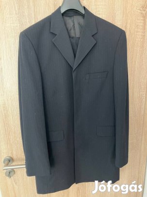 Fekete hajszálcsíkos öltöny