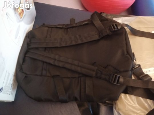 Fekete hátizsák, oldaltáska kb 40l turához stb kiváló 9000ft óbuda
