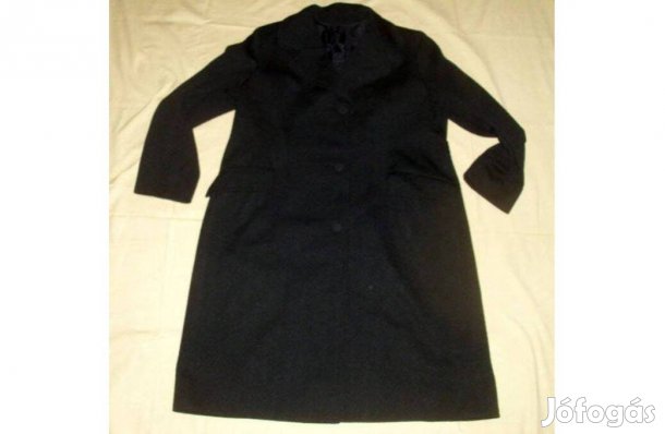 Fekete kabát anyagában mintás h:93 cm mb: 110 cm