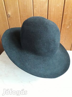 Fekete kalaptomp, alapanyag, kellék