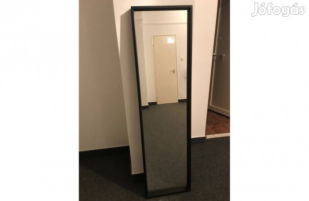 Fekete keretes fali tükör