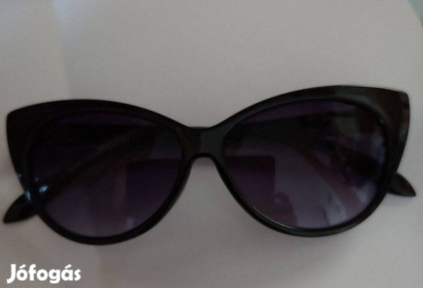 Fekete keretes napszemüveg új bontatlan