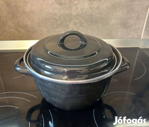 Fekete kis fazék fedővel