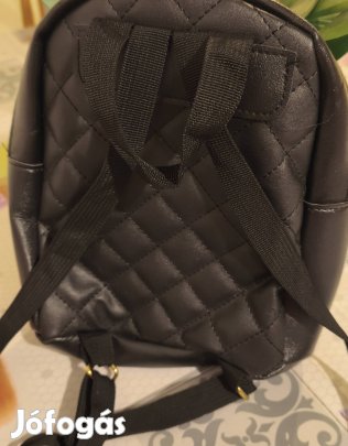 Fekete kis hátitáska