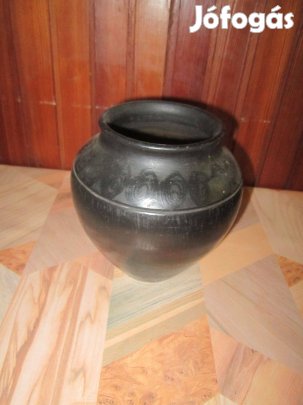 Fekete kis váza