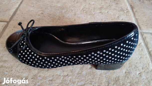 Fekete körömcipő strasszokkal