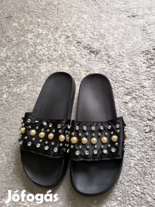 Fekete kövekkel díszített női nyári papucs 40-es