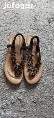 Fekete különleges virágokkal díszített szandál 39-es