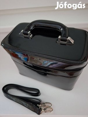 Fekete lakk doboztáska, vállpánttal Újszerű állapotban